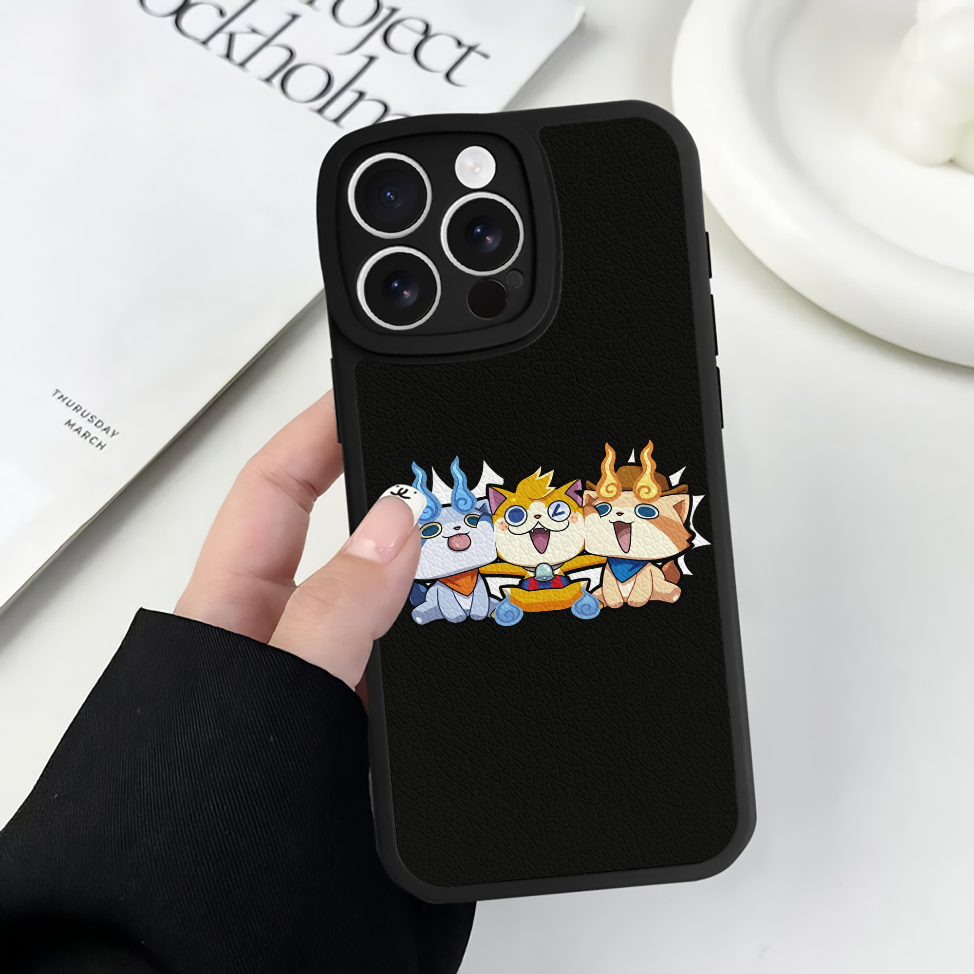 （画像用） 妖怪ウォッチ Yo-kai Watch 【iPhone 16シリーズ対応】シリコンスマホケース（レザー調） 材質：シリコン
